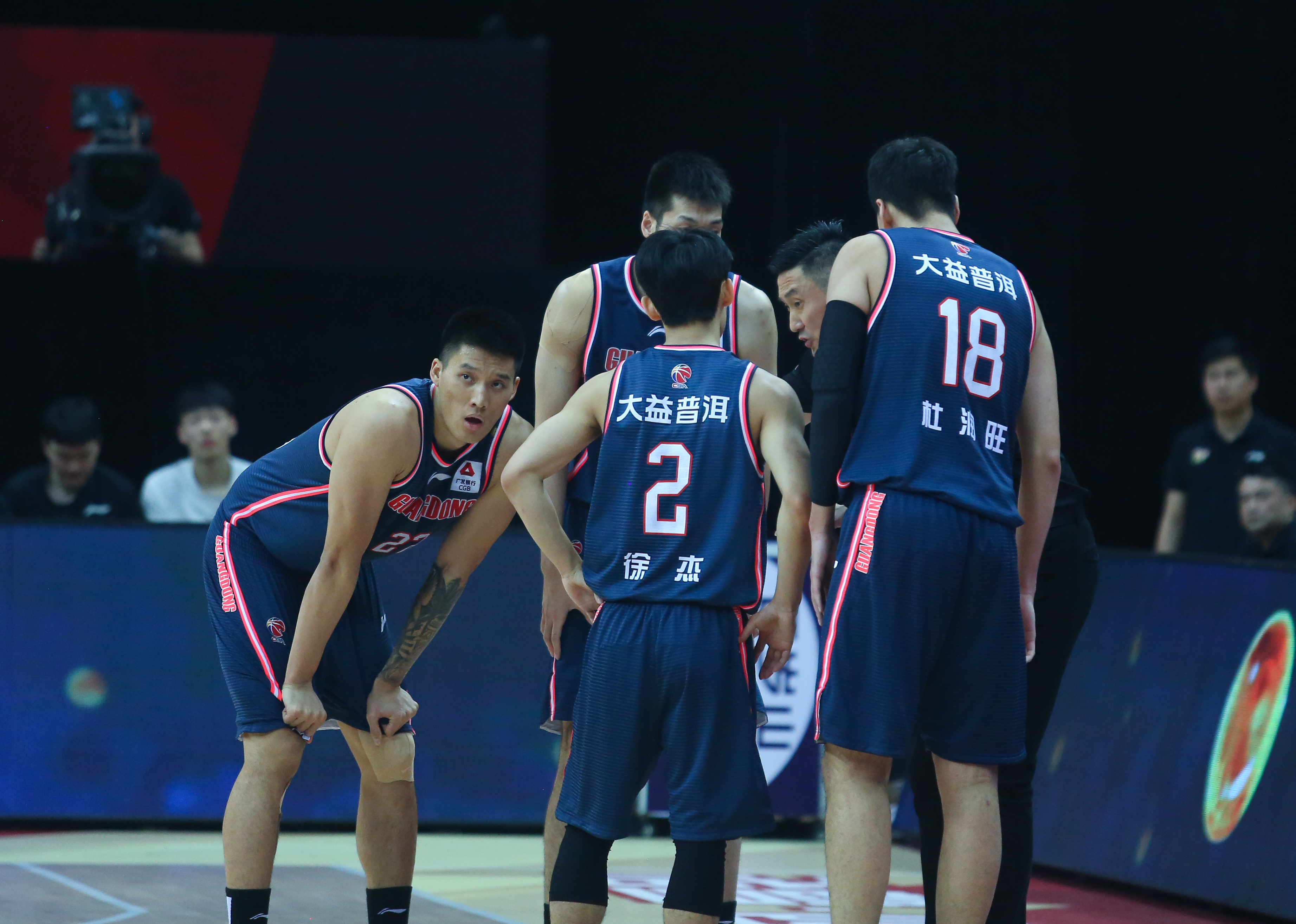 StarrySky Sports-福建男篮在赛场上呈现出强劲势头的形象